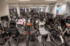 910538 Afbeelding van fietsen in de pas geopende fietsenstalling onder het Stationsplein te Utrecht.